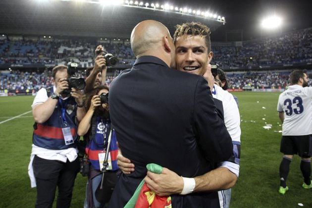 Zidane y Cristiano se funden en un abrazo tras el partido