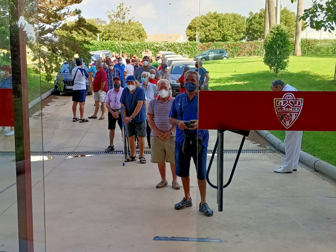 Los primeros abonados esta mañana en la sede del club.