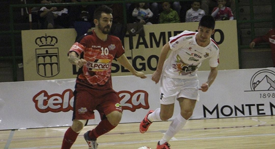 Álex pelea con Chus por un balón