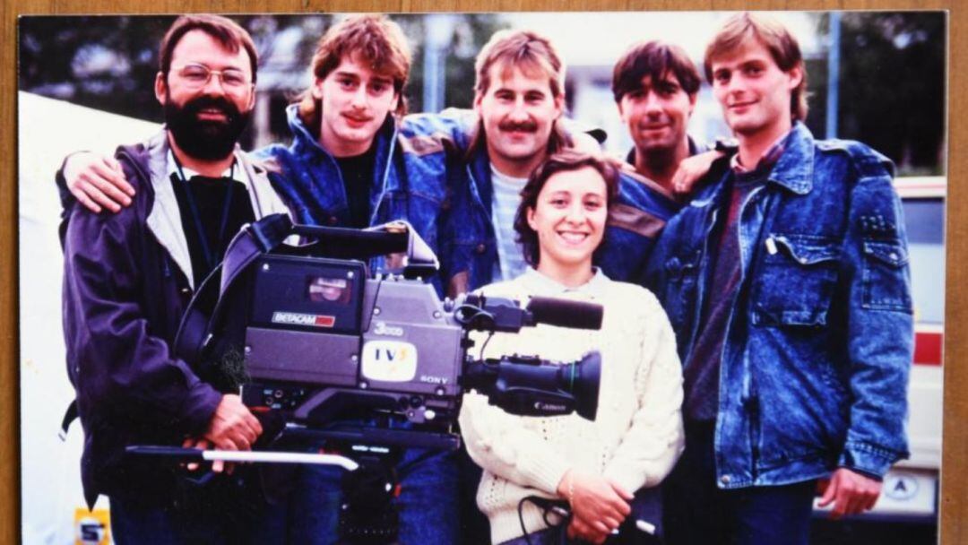 Mario Geisler y sus compañeros junto a los periodistas de TV3