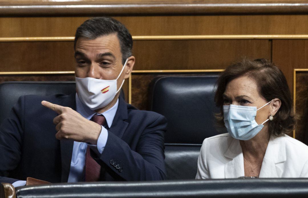 Carmen Calvo junto a Pedro Sánchez antes del inicio de una sesión plenaria en el Congreso.