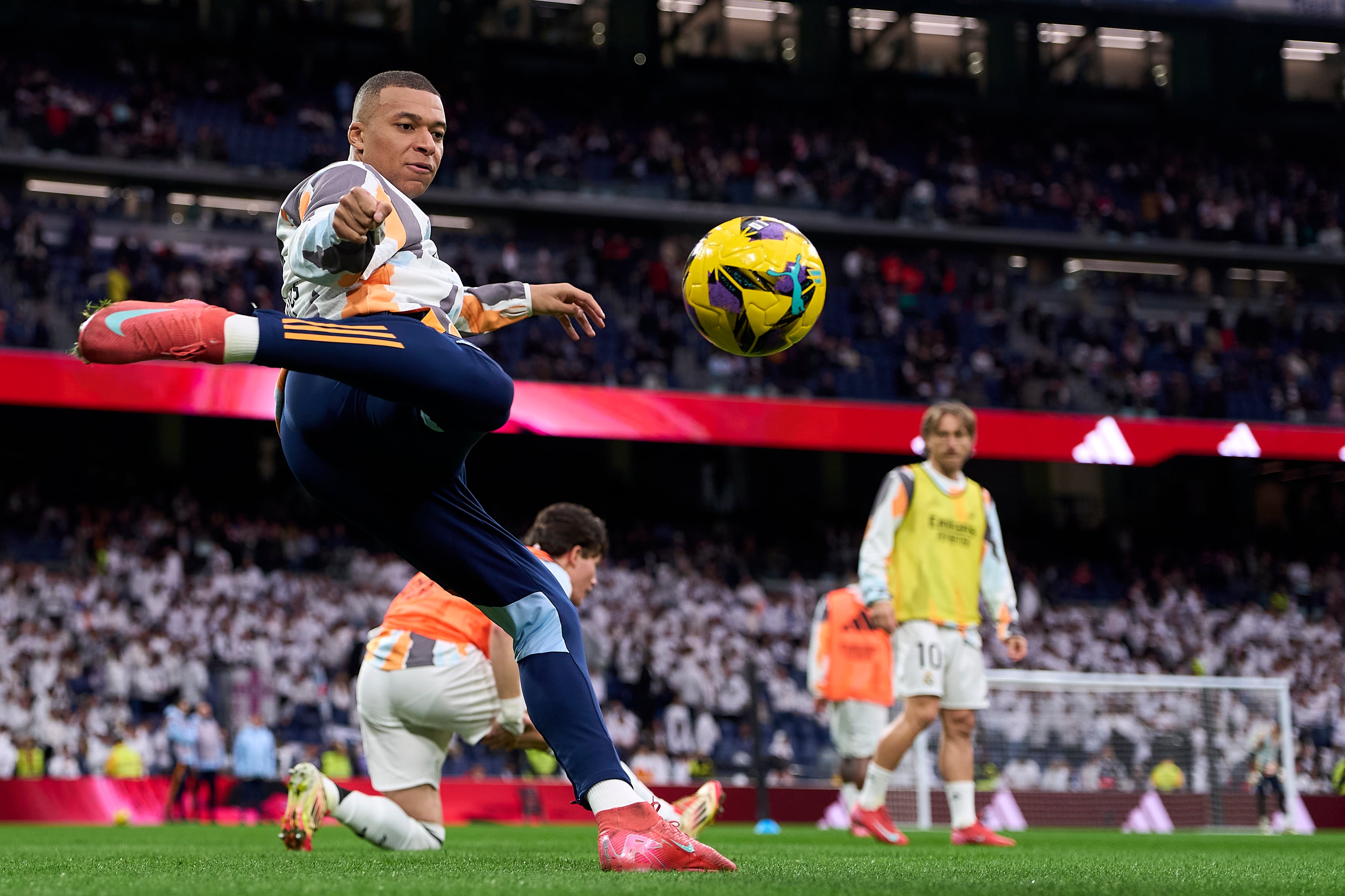 Kylian Mbappé, en el calentamiento previo del Real Madrid-Rayo Vallecano