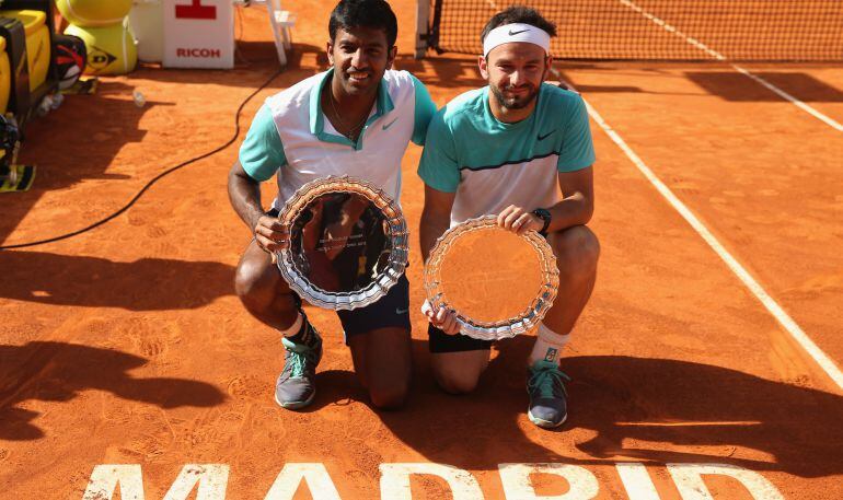 Bopanna y Mergea posan con el trofeo de campeones en Madrid