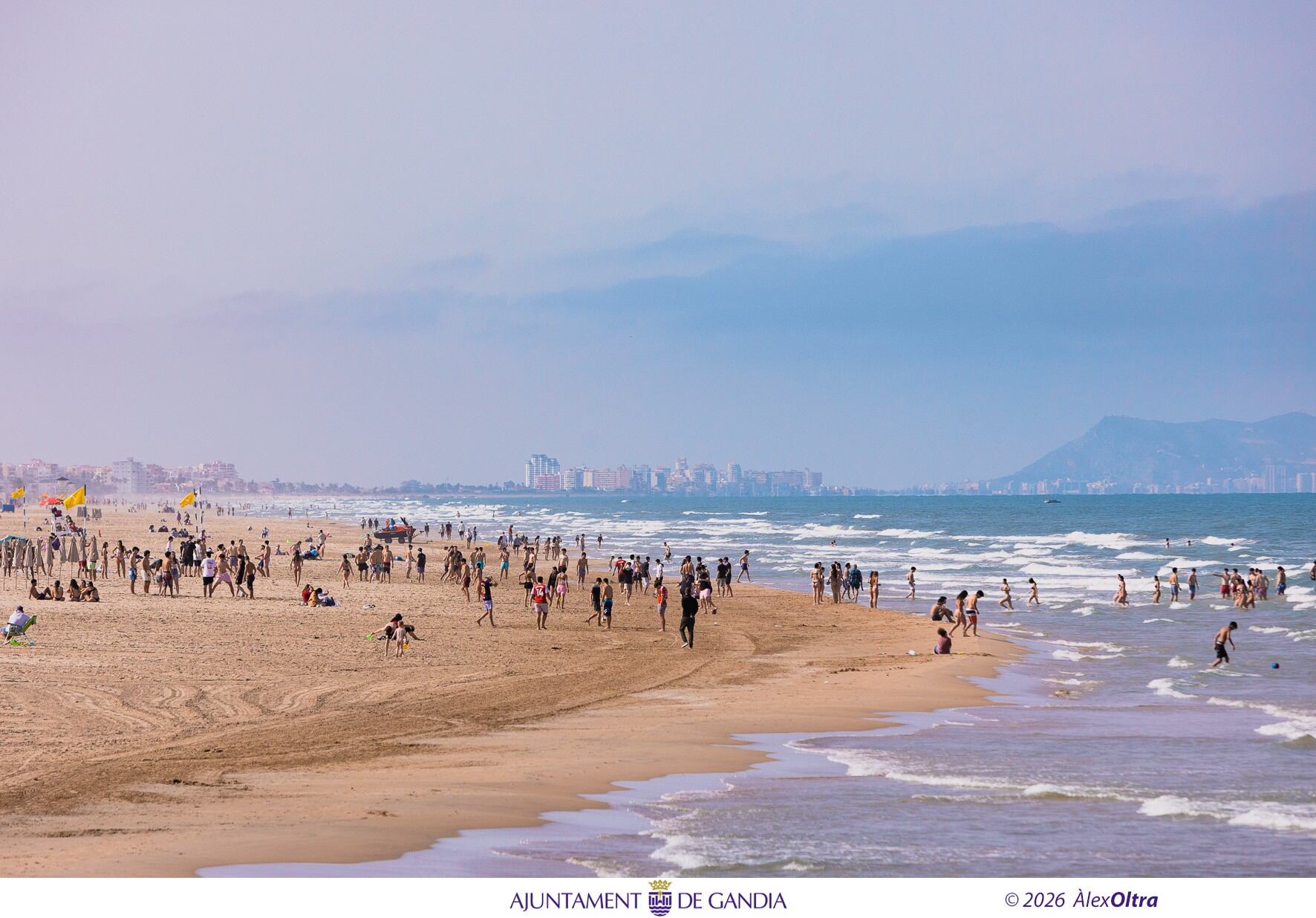Jóvenes portugueses escogen la Playa de Gandia para celebrar su fin de curso.