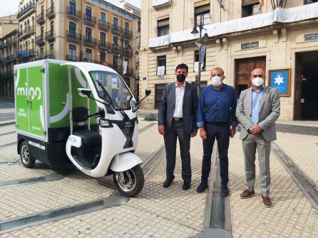 Víctor Galant, responsable de última milla de Vectalia, Jordi Martínez, concejal de Movilidad Sostenible y Antonio Agudo, director de proyectos de Vectalia, junto al vehículo