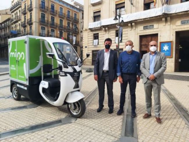 Víctor Galant, responsable de última milla de Vectalia, Jordi Martínez, concejal de Movilidad Sostenible y Antonio Agudo, director de proyectos de Vectalia, junto al vehículo