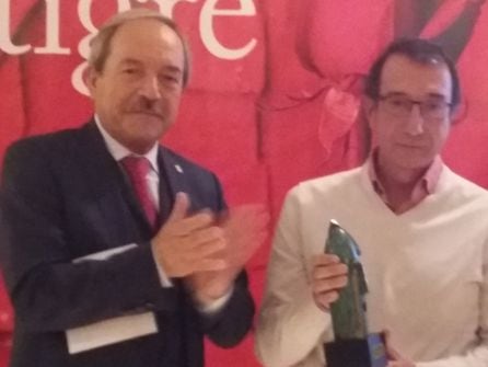 El ganador del Premio Tigre Juan, Tomás Sánchez Santiago, con el alcalde de Oviedo, Wenceslao López.