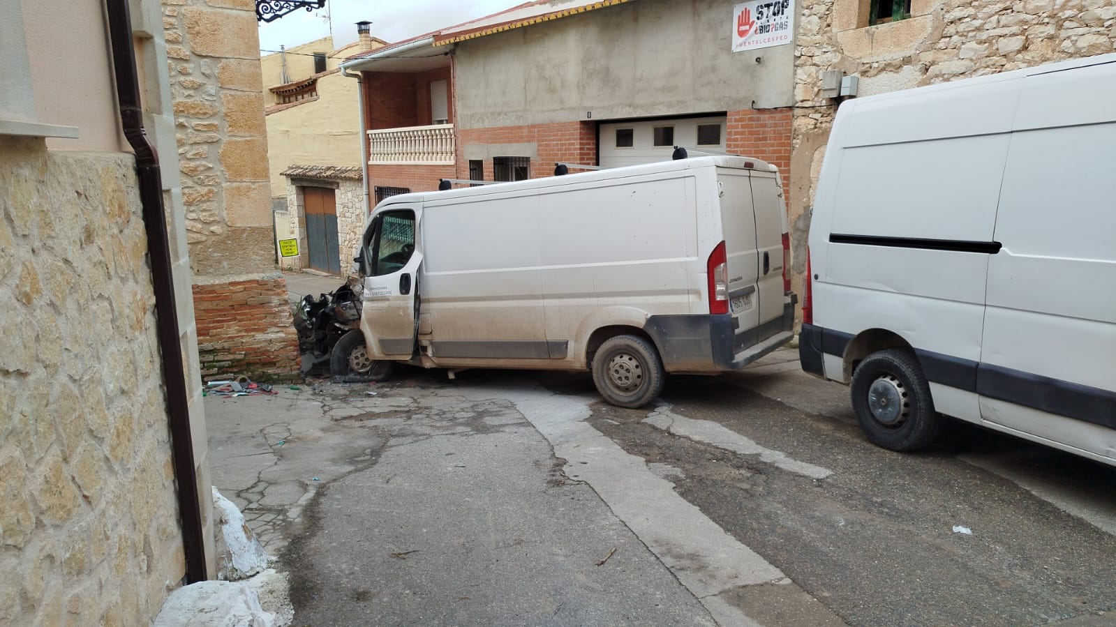 La furgoneta chocó contra una vivienda de la calle Granero