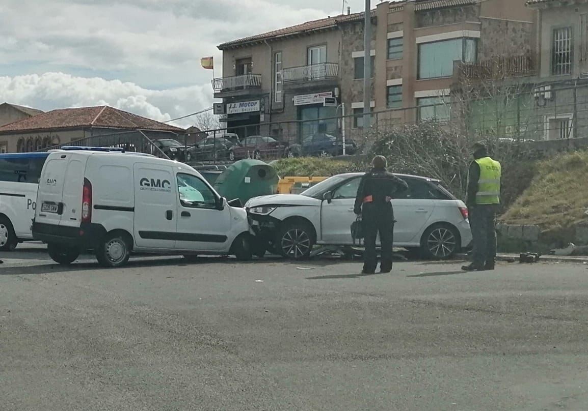 El vehículo cayó por el terraplén e impactó en otro automóvil