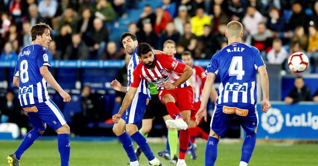 Diego Costa remata a puerta ante el Alavés