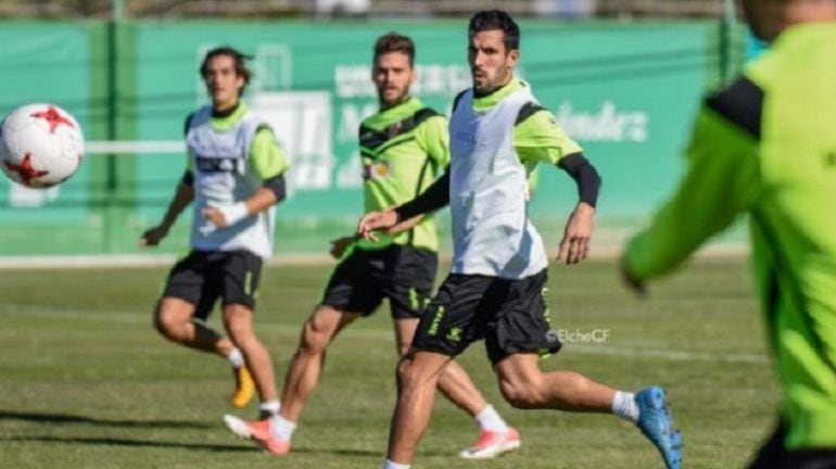 Tekio, en primer plano, en un entrenamiento del Elche esta temporada