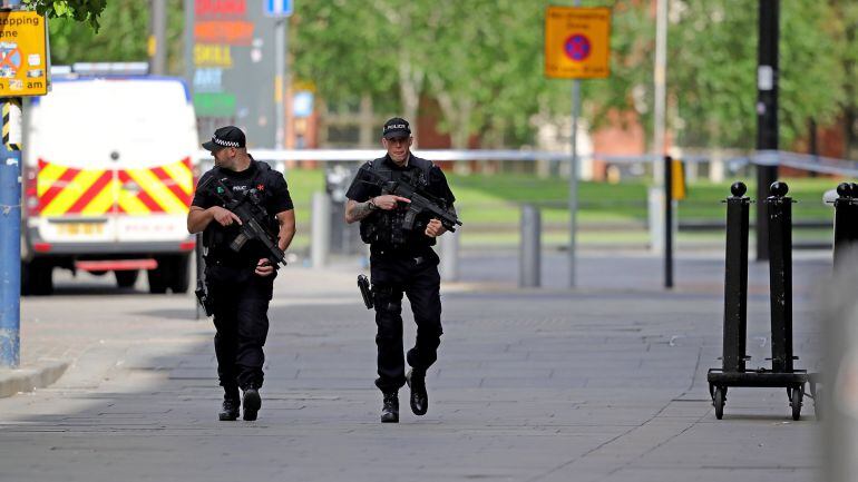 Agentes de policía en los alrededores del lugar de los atentados.