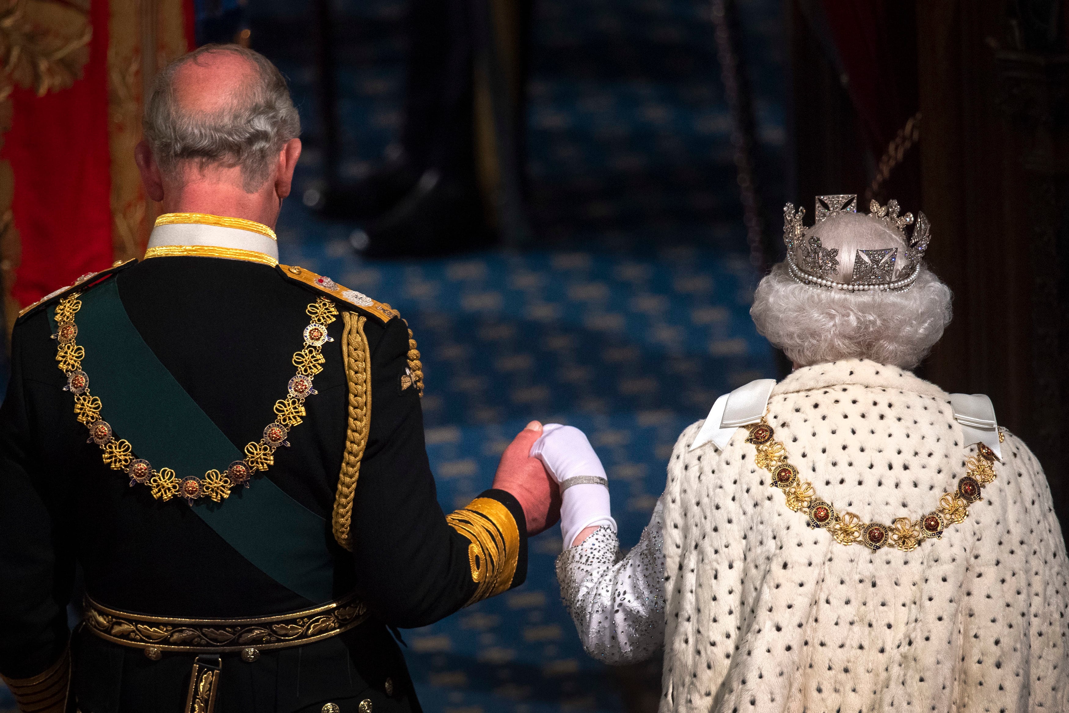 El príncipe Carlos III y la reina Isabel II.