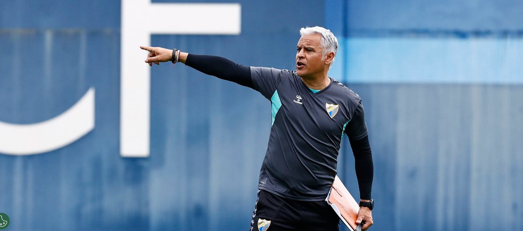 Sergio Pellicer señala unas indicaciones en el entrenamiento del viernes