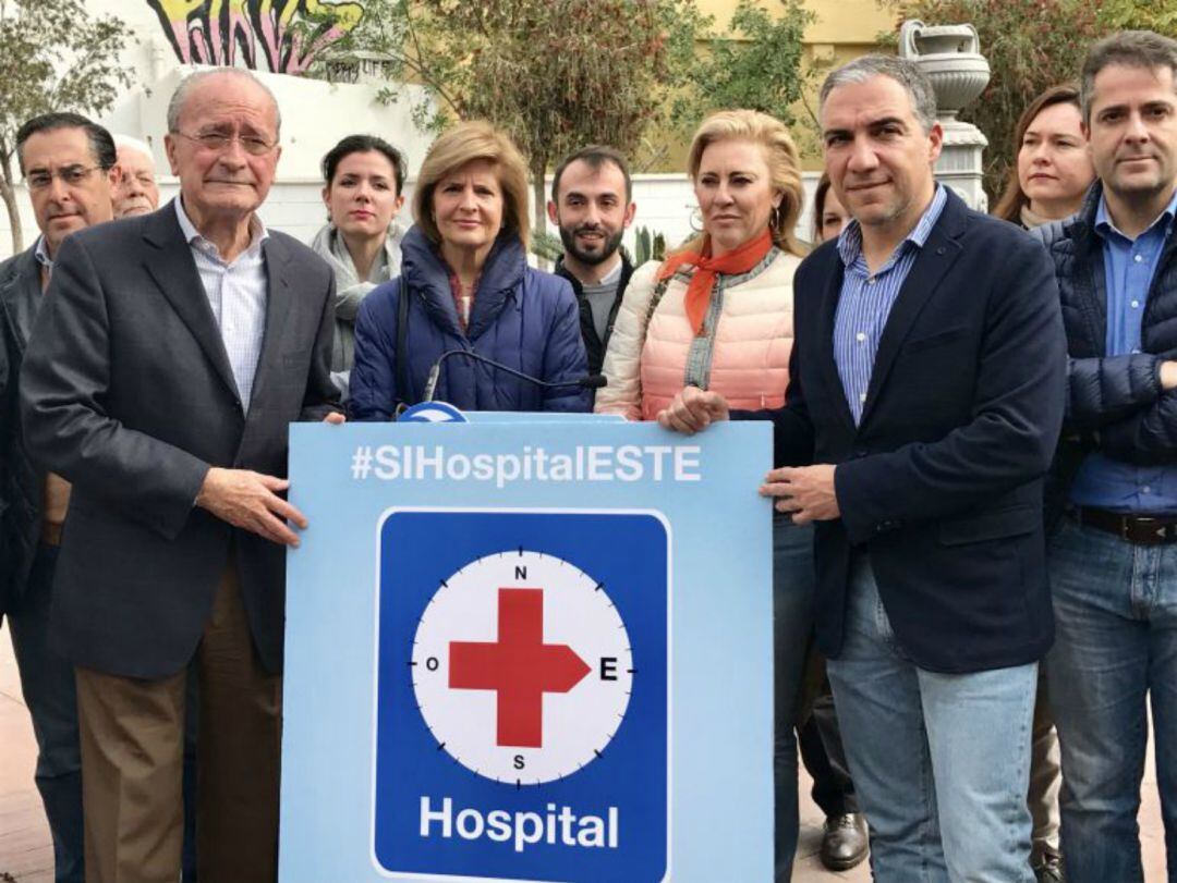 De la Torre, Oña, España y Bendodo en la campaña de recogida de firmas para el hospital de la zona Este de Málaga en 2018