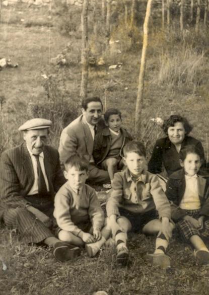 Rufino, de pequeño junto a su familia
