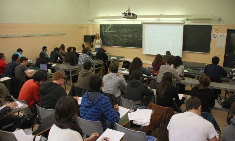 Grup d'estudiants universitaris durant una classe