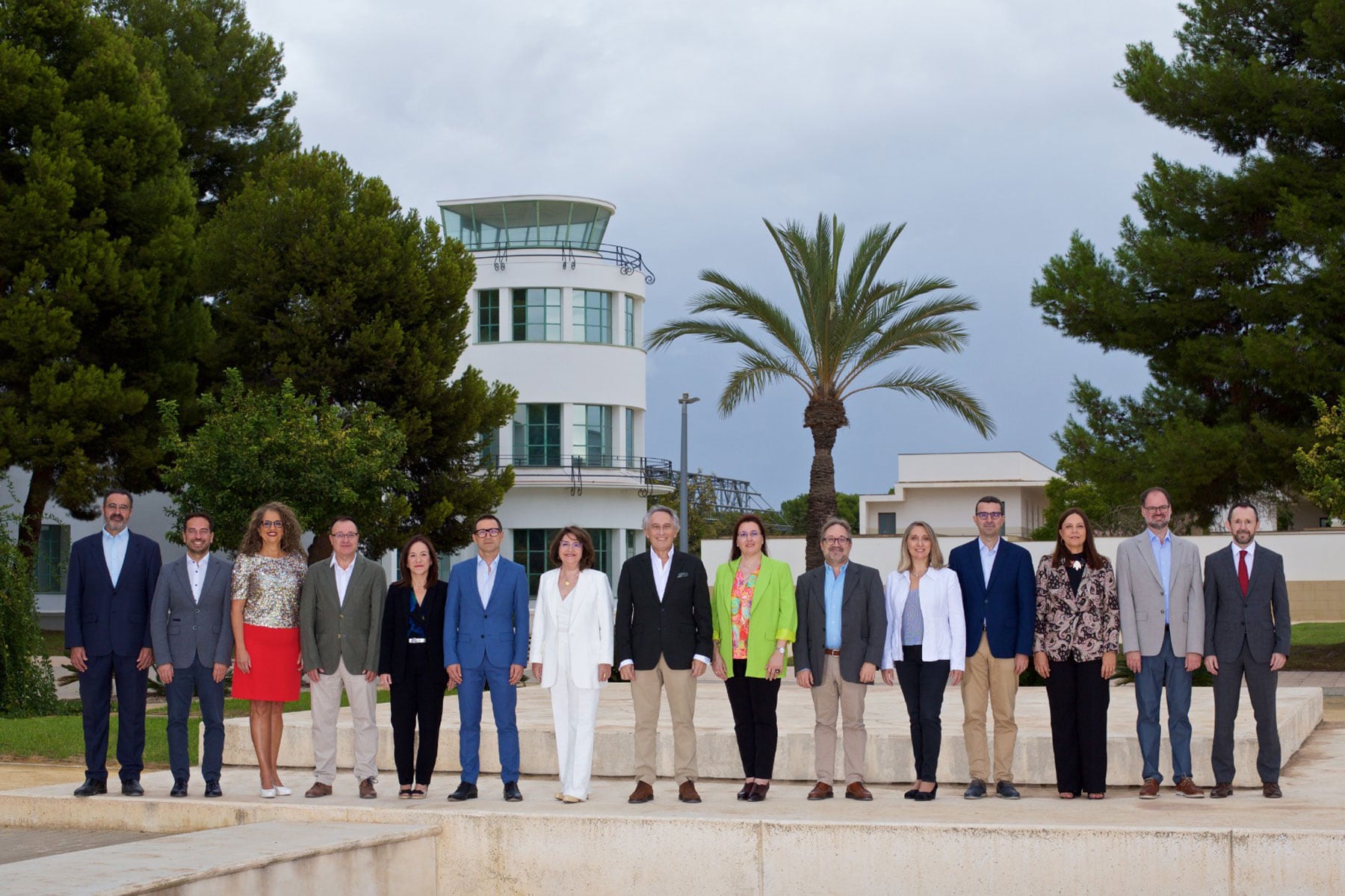 Amparo Navarro, en el centro de la imagen, junto al resto de su equipo, en el Campus de la UA en Sant Vicent del Raspeig