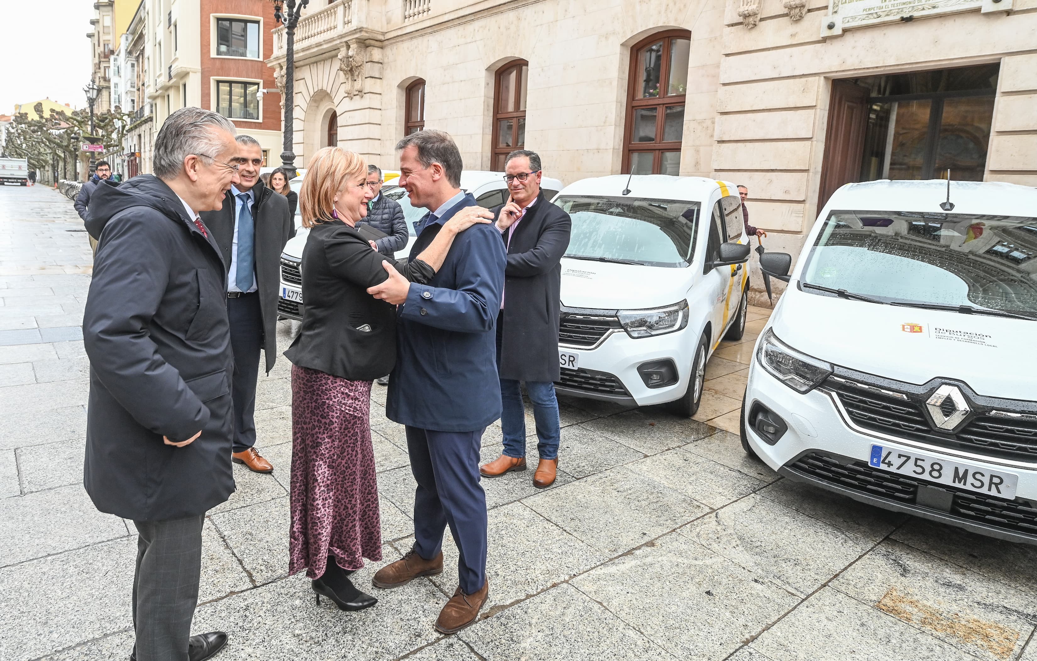 La consejera de Empleo e Industria, Leticia García, saluda al presidente de la Diputación de Burgos, Borja Suárez