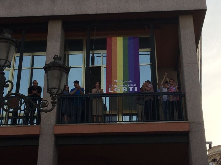 La bandera arco iris ya luce en el ayuntamiento de Córdoba