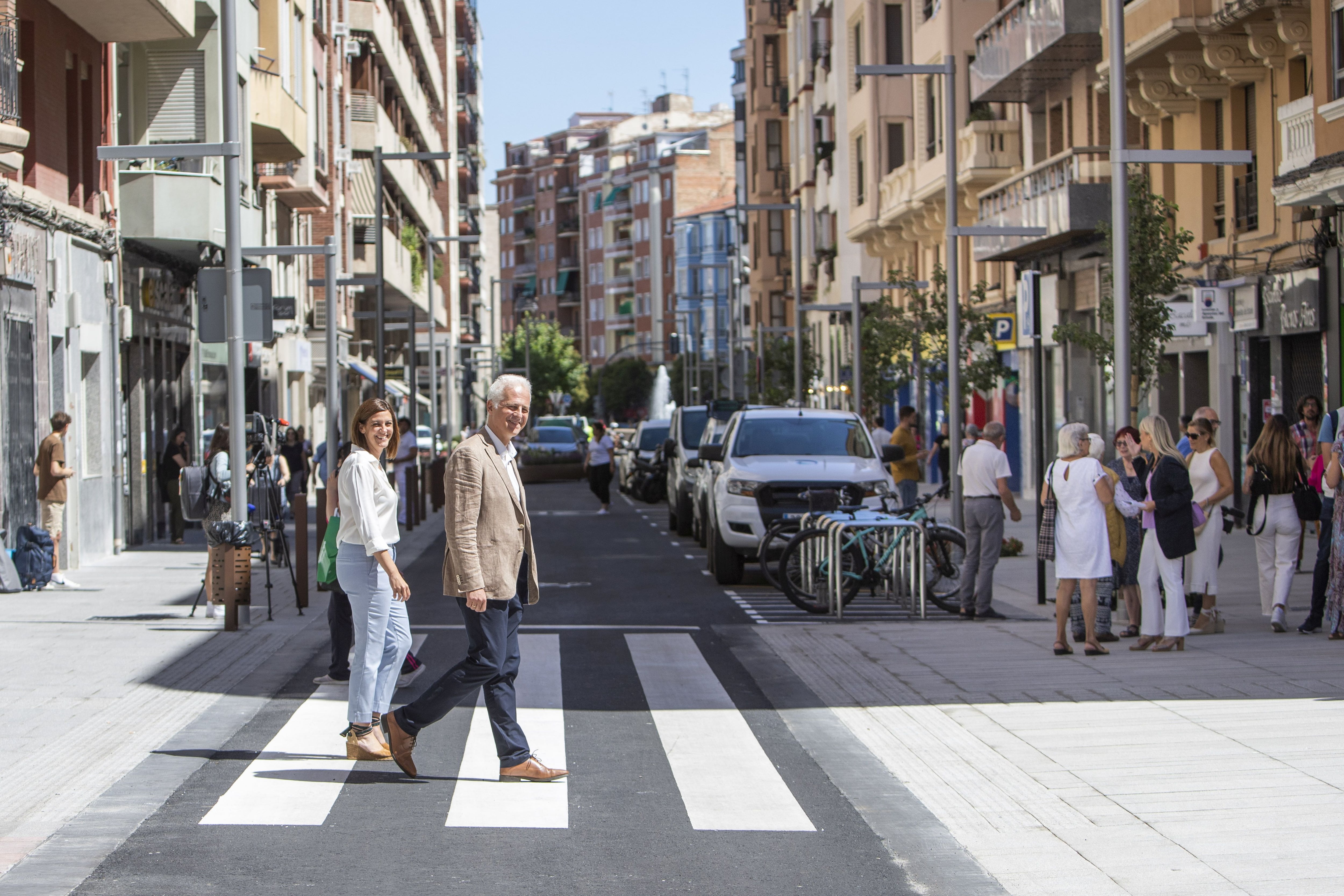 La delegada del Gobierno de La Rioja, María Marrodán, y el alcalde de Logroño, Pablo Hermoso de Mendoza, posan en la calle de República Argentina tras la conclusión de las obras de urbanización realizadas.