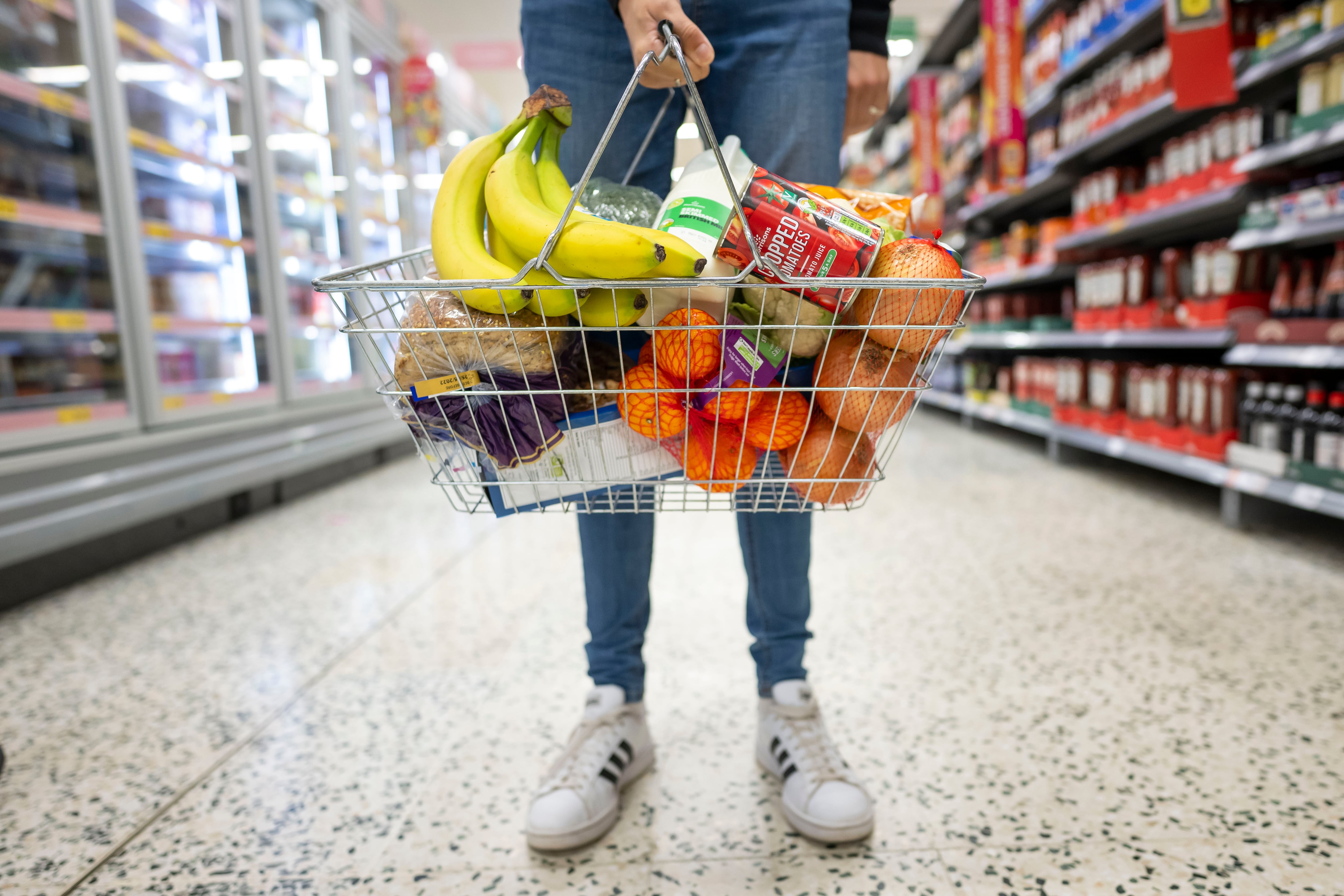 Una mujer con la cesta de la compra.