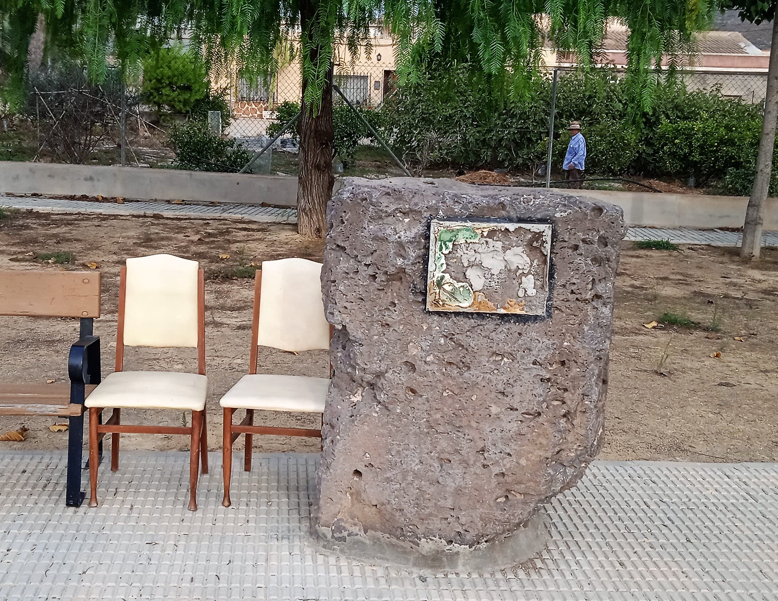 2022.  Piedra donde estuvo colocada la placa en memoria de Don Alonso Cañavate de La Cueva. Sustraída por algún desaprensivo.  Alguna institución pública municipal podría colaborar para reponerla, para recuperar la memoria histórica del municipio.