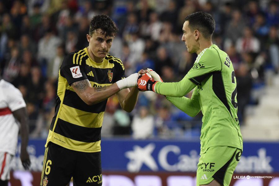 Francés choca los puños con Edgar Badía en un partido de esta temporada