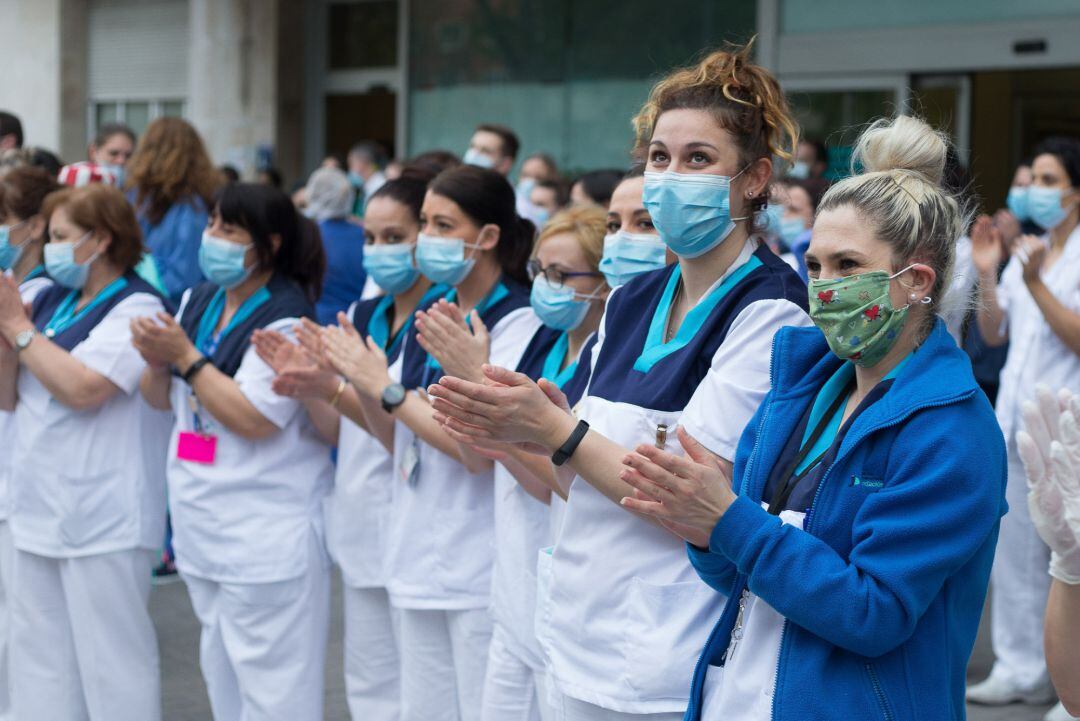 Varios sanitarios aplauden en agradecimiento por el homenaje a los Sanitarios del Hospital Fundación Jiménez Díaz