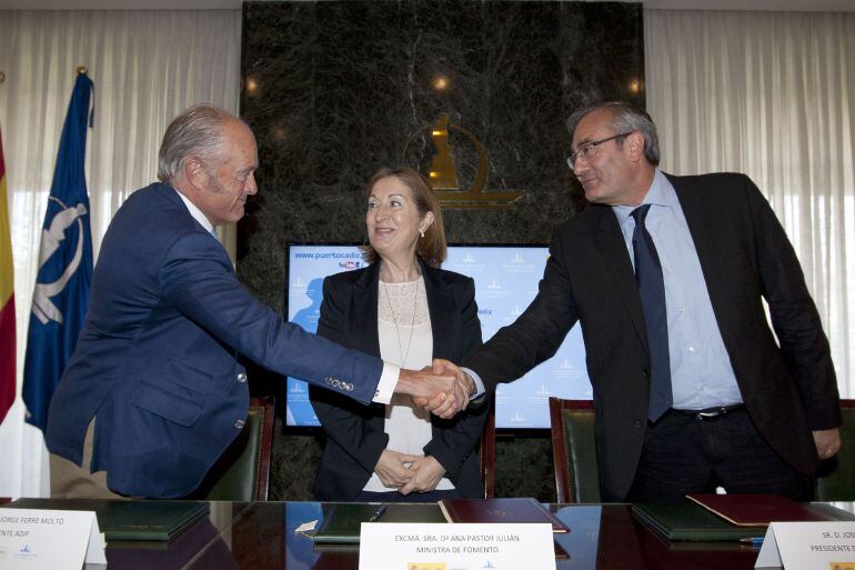 La ministra de Fomento en funciones, Ana Pastor, junto al presidente de ADIF, Gonzalo Jorge Ferre (i), y el presidente de Puertos del Estado, José Llorca (d), durante su visita a Cádiz donde habló del tren.