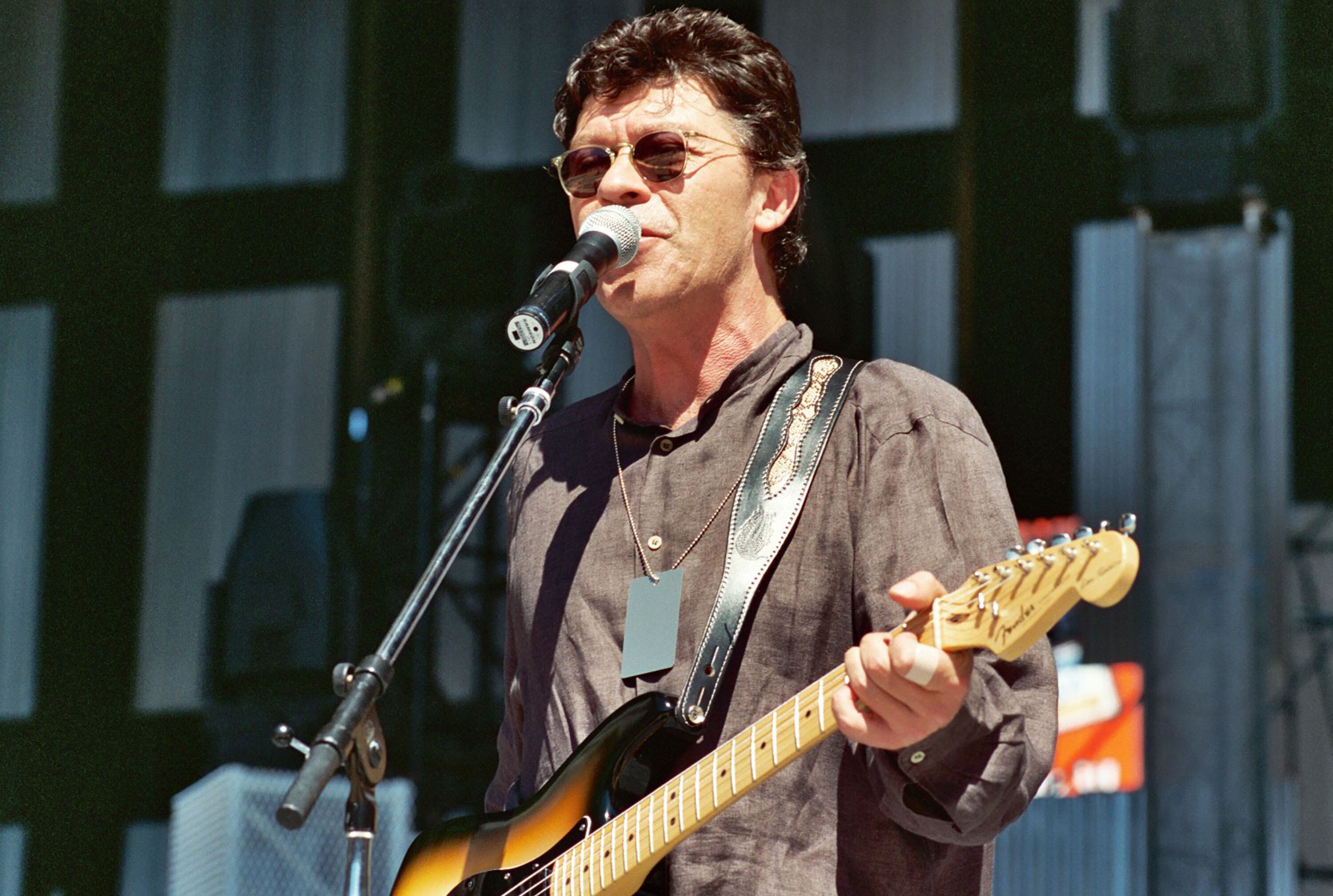 El guitarrista Robbie Robertson durante un concierto 1995