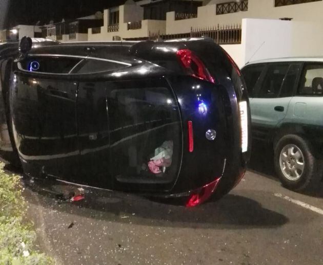 Vehículo volcado en Playa Honda.