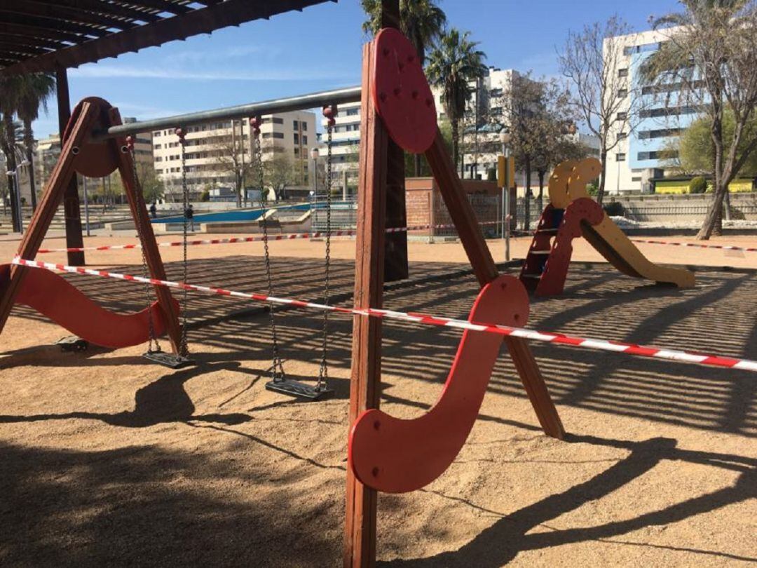 Uno de los parques precintados en la ciudad.