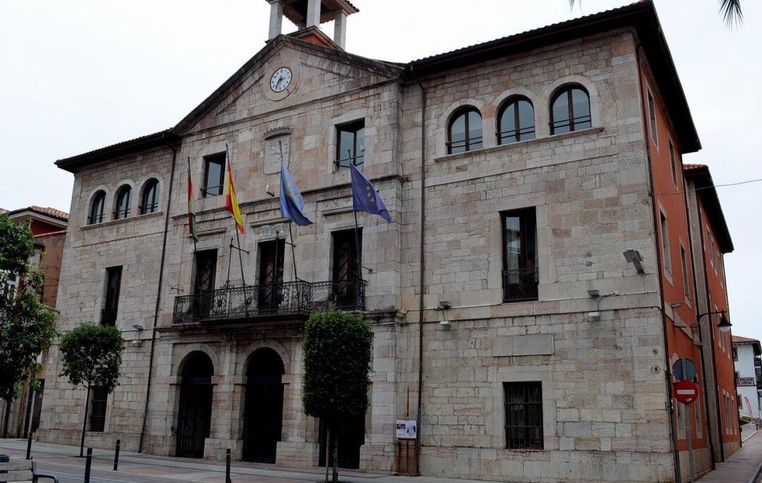 El ayuntamiento de Llanes será desinfectado en los próximos días.  