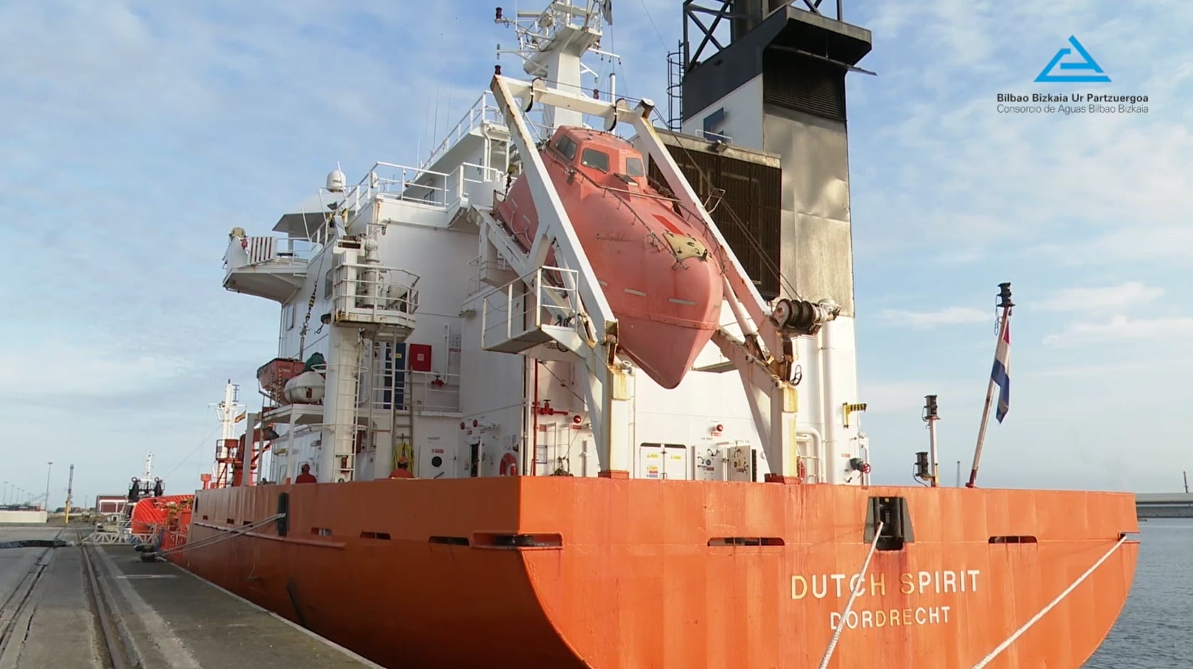 El barco que transportará agua desde Santurtzi hasta Busturialdea.