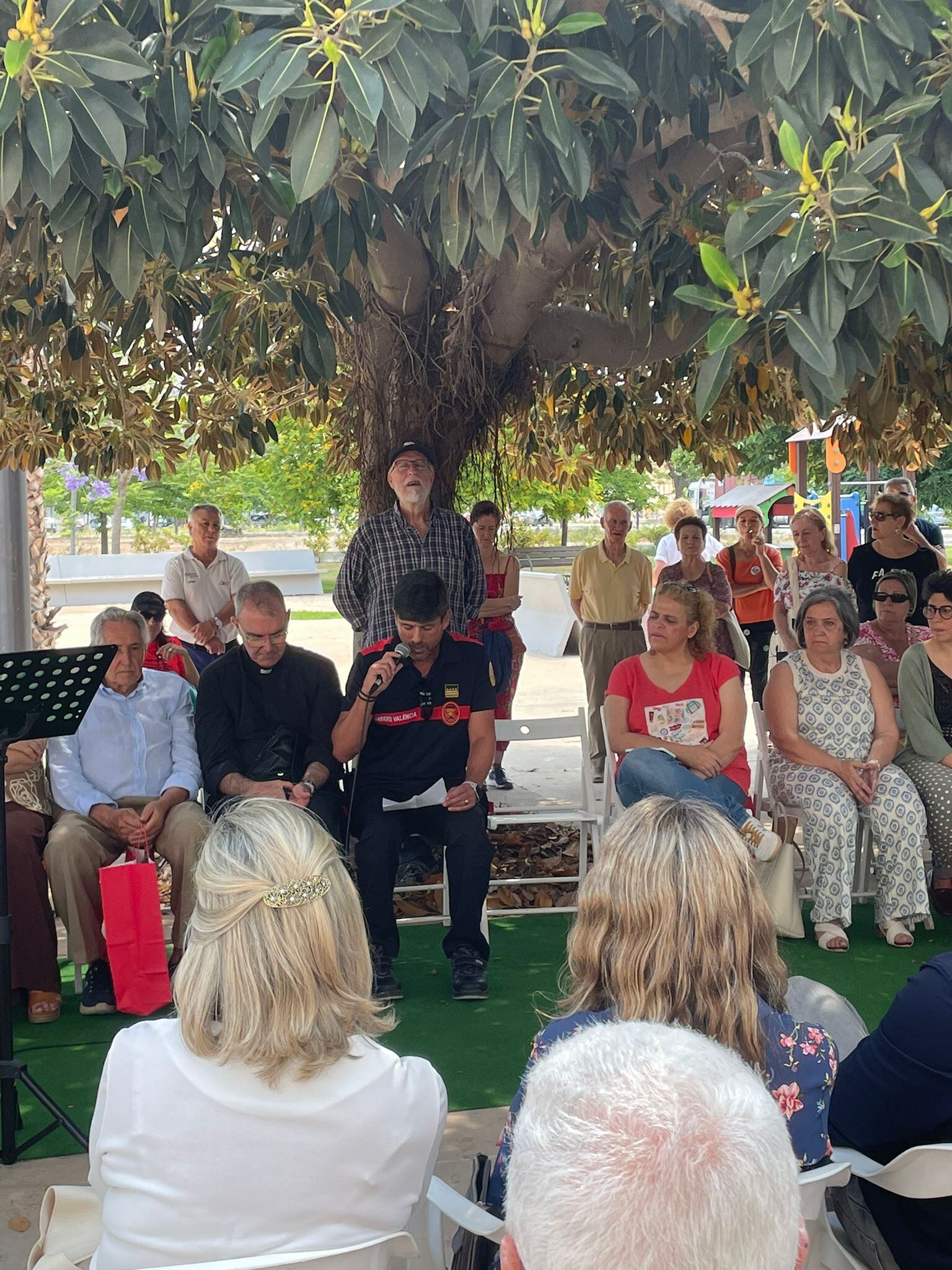 Vecinos de La Torre (València) homenajean a voluntarios y profesionales por su ayuda durante la DANA.