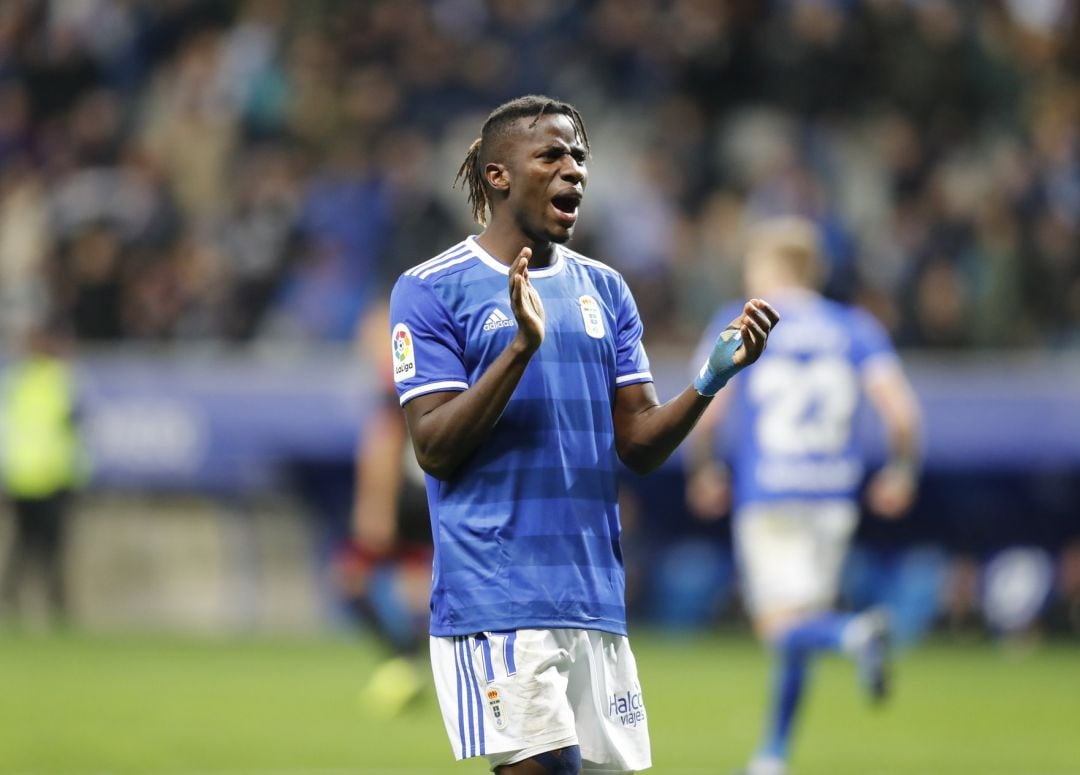 Ibrahima aplaude a la grada del Carlos Tartiere.