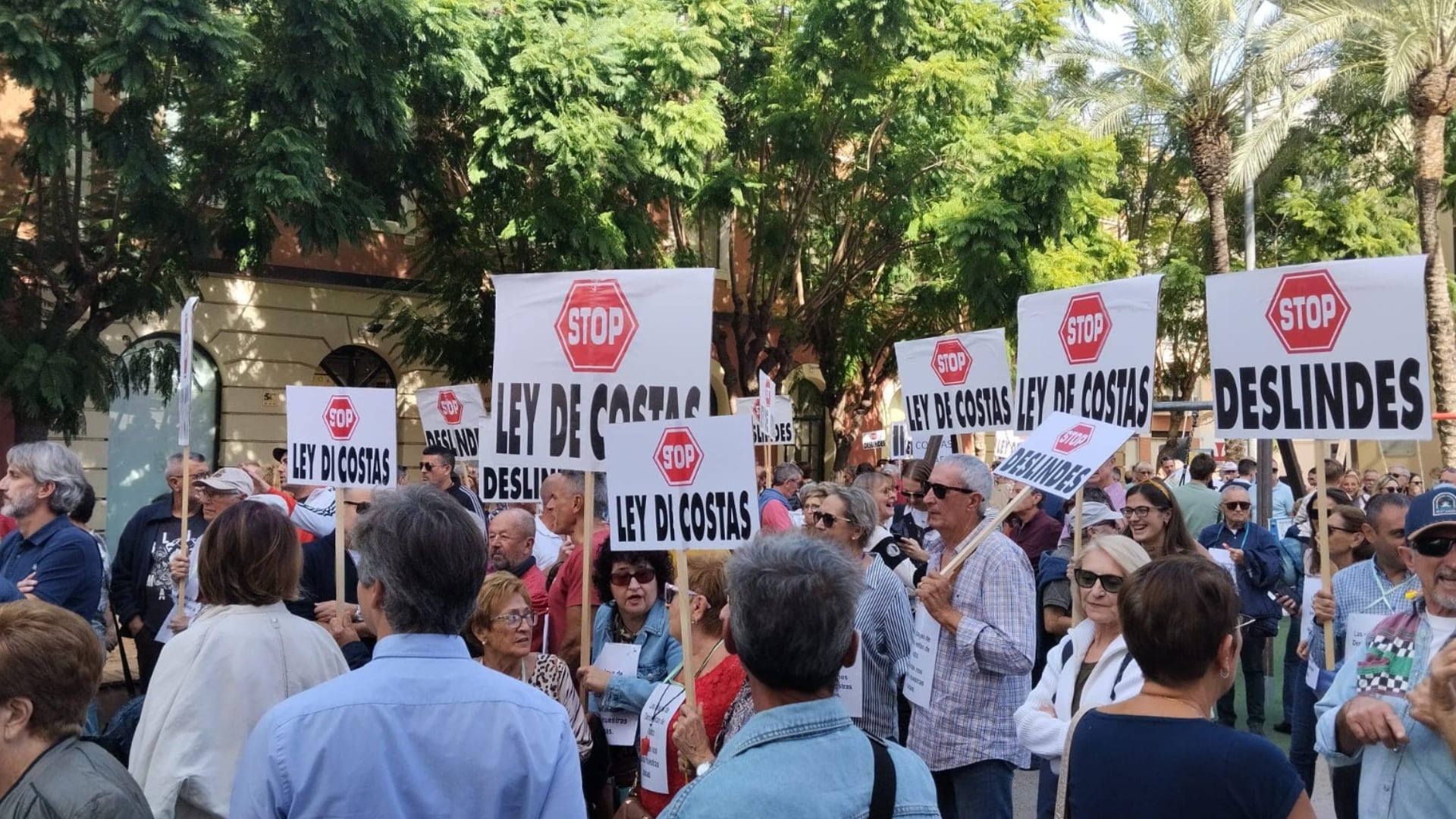 Manifestación el pasado mes de noviembre contra los deslindes anunciados por el Gobierno central en Dénia y a favor de la regeneración de las playas