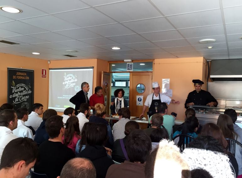 Imagen de la jornada de presentación de nueva imagen del cordero y lechal en Palencia, en el Instituto Virgen de la Calle.