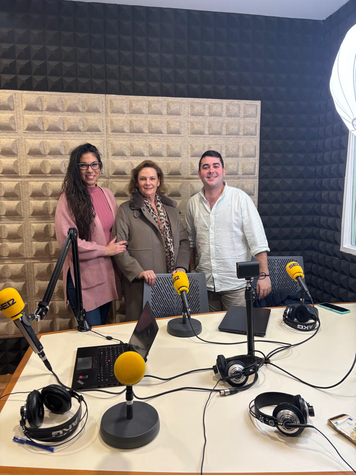 Coral López, Hermana Mayor de la Hermandad de la Soledad visita los estudios de Radio Morón
