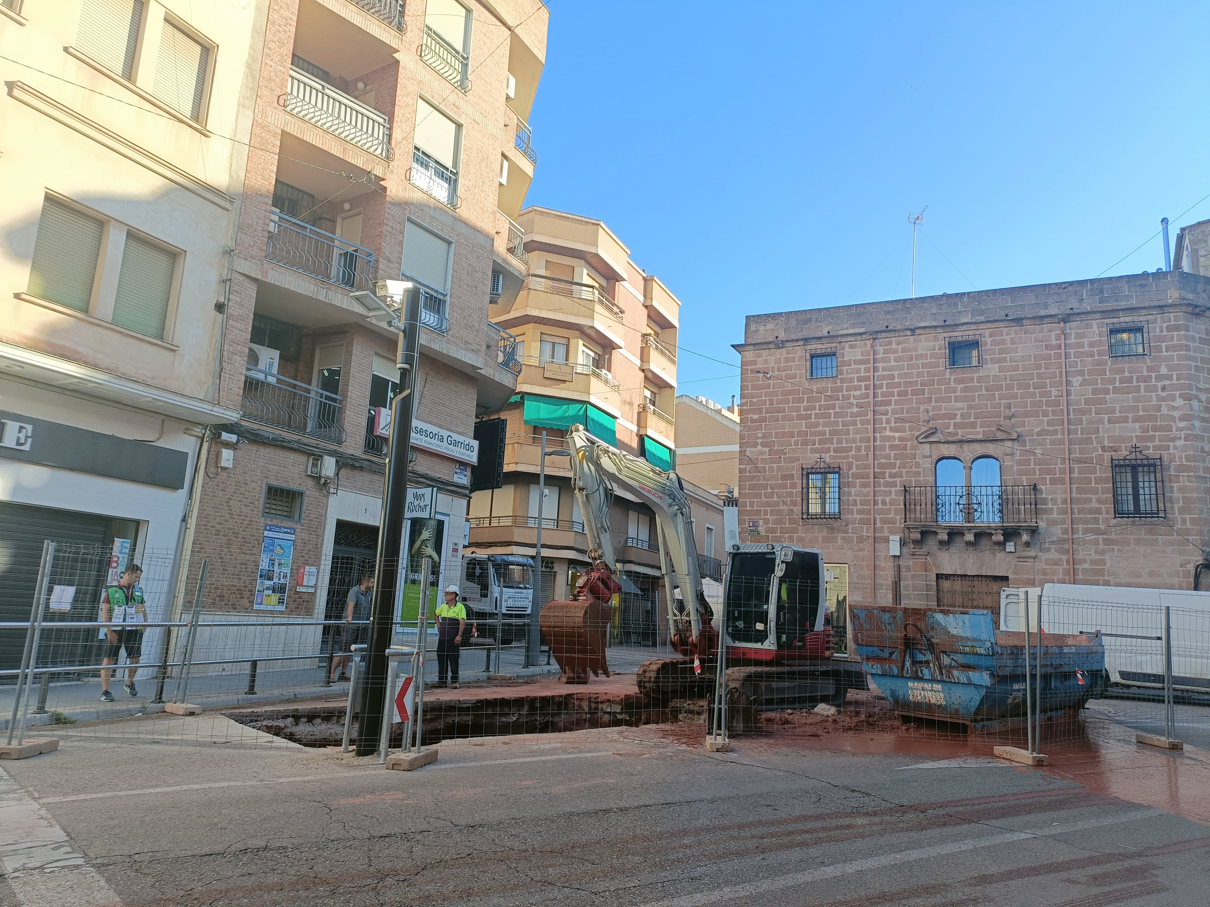 Obras hidraúlicas en plaza Ramón y Cajal de Linares.