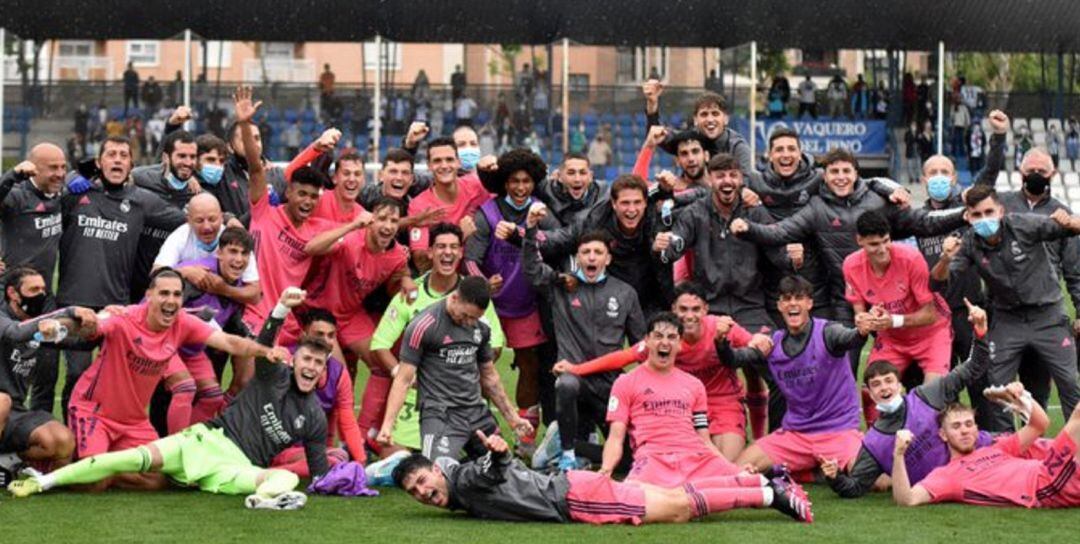 El filial blanco celebrando su pase a la fase de ascenso