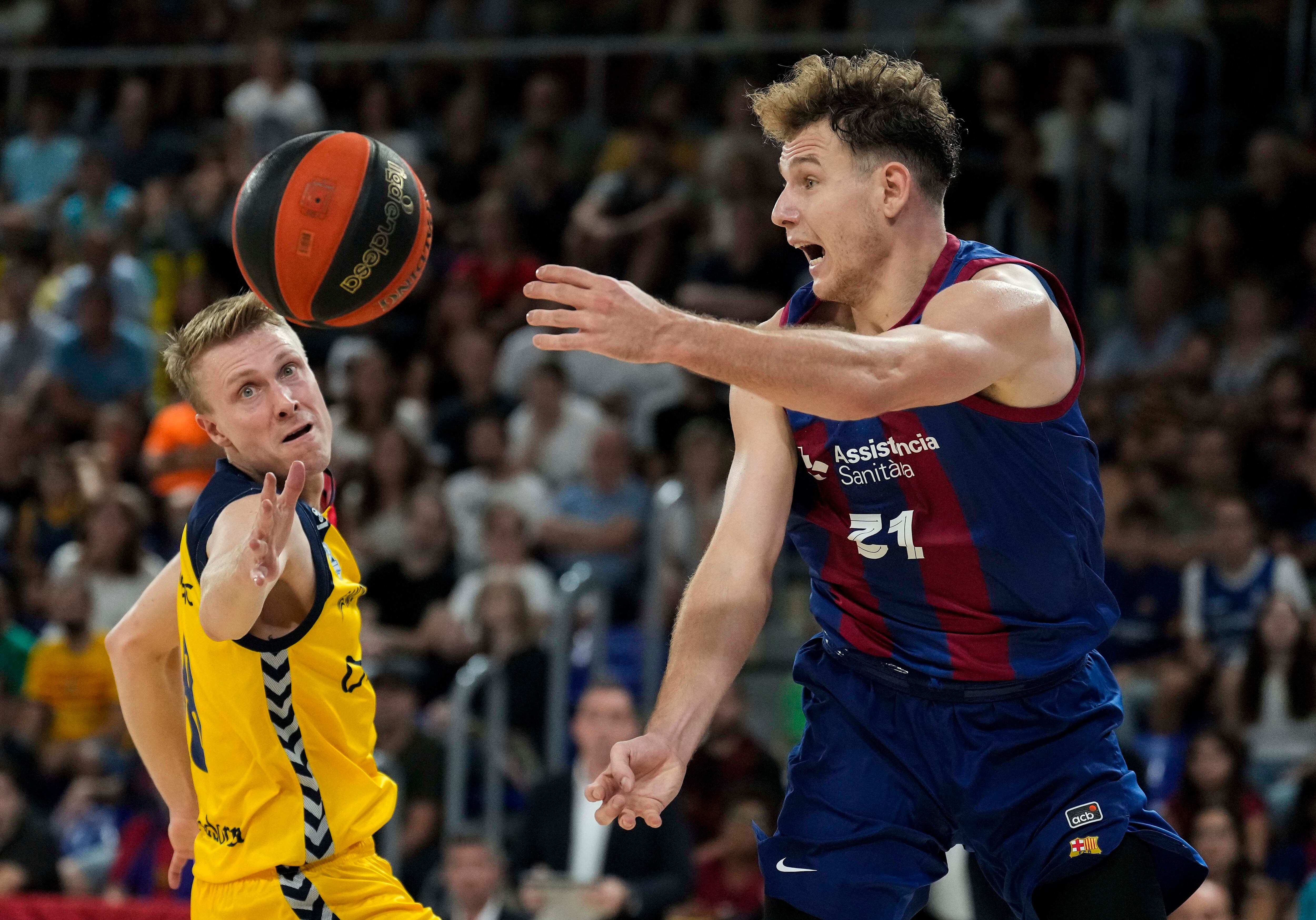 Lluita per una pilota durant el partit entre el Barça i el Morabanc Andorra corresponent a la quarta jornada de l'ACB disputat aquest diumenge al Palau Blaugrana.