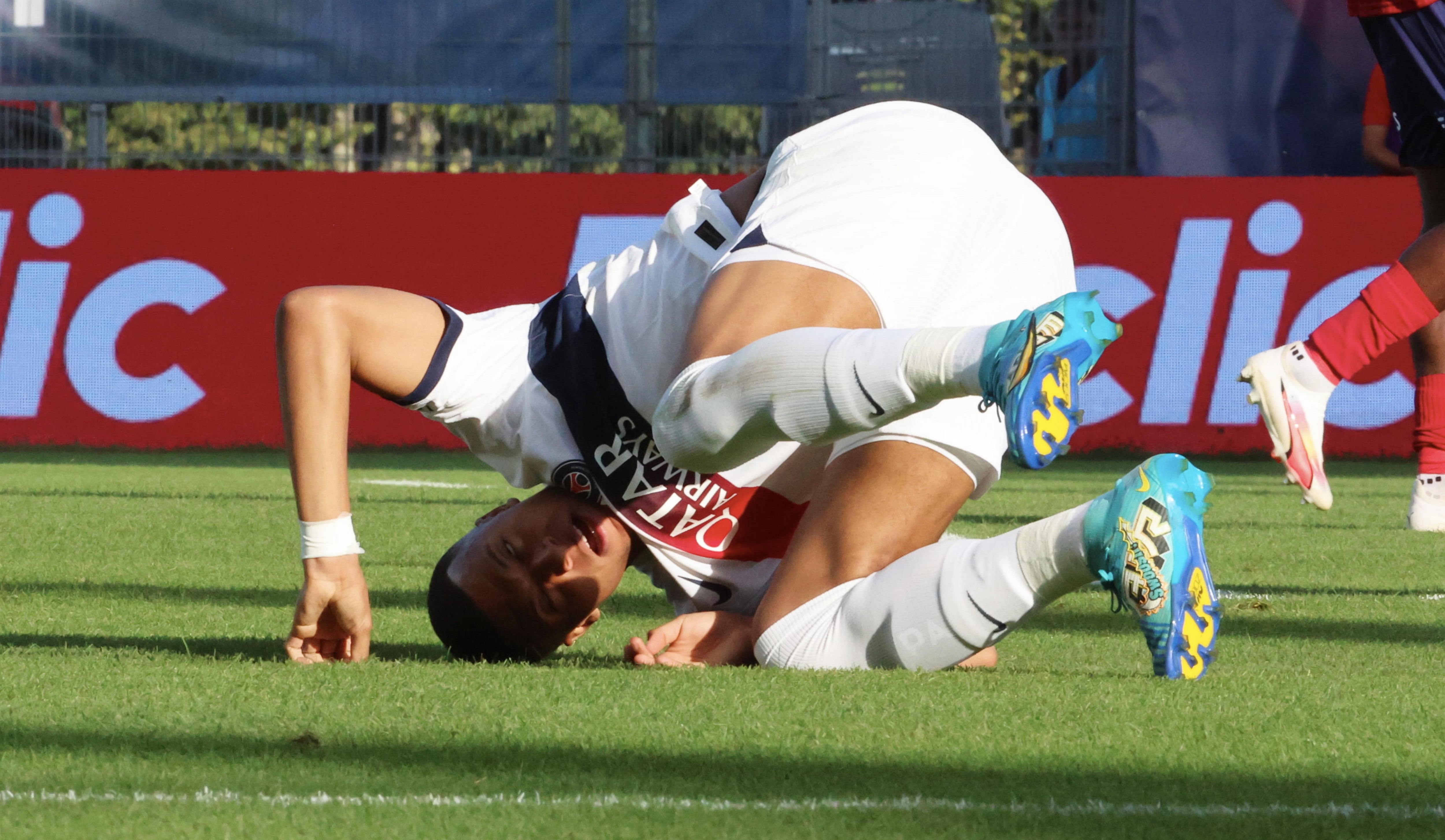 Kylian Mbappé, por los suelos tras una jugada en el campo del Clermont