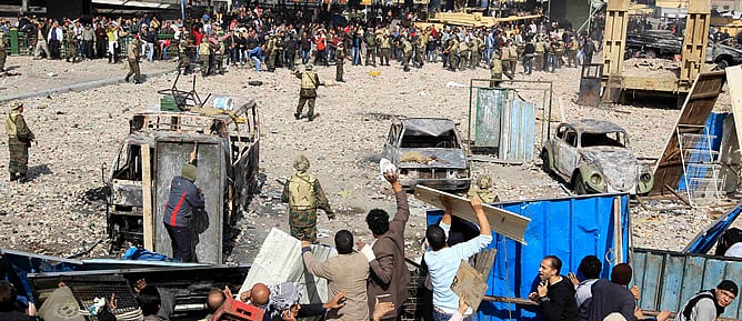 Partidarios y detractores de Hosni Mubarak se han estado enfrentando a pedradas durante la mañana del jueves en la plaza Tahrir.