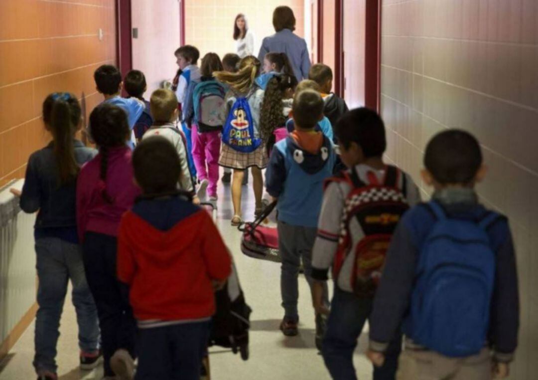 Menores a la entrada de un centro educativo
