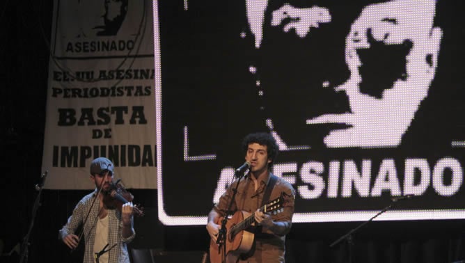 Actuación del cantautor Marwan durante el concierto homenaje al periodista José Couso