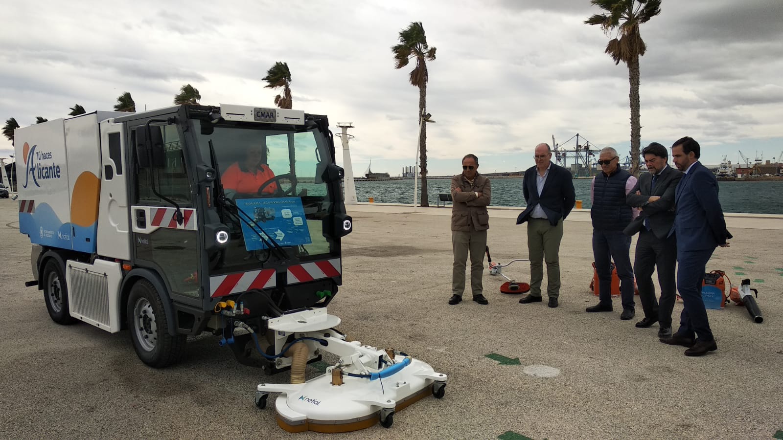 Luis Barcala, junto al edil del área y responsables de la adjudicataria, observan el funcionamiento de una de las nuevas máquinas de la contrata de limpieza viaria