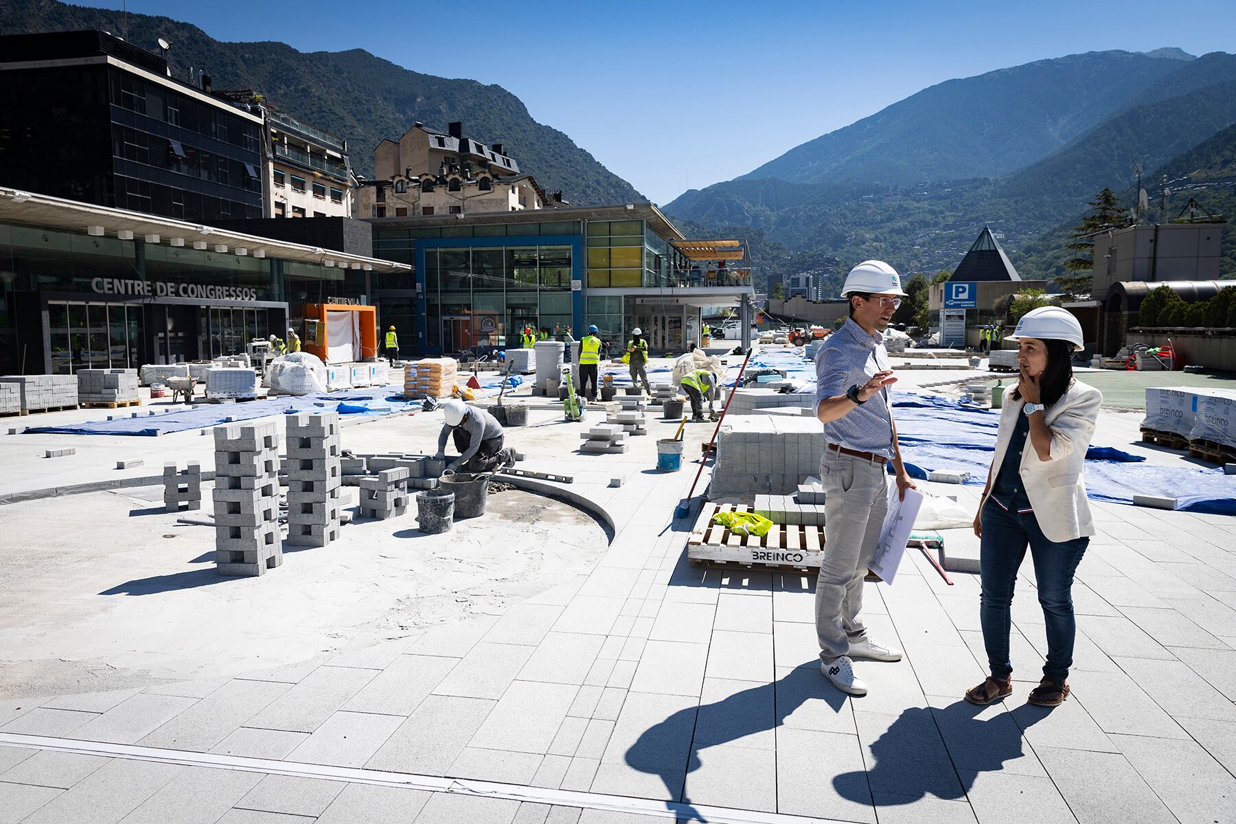 La cònsol menor d'Andorra la Vella, Olalla Losada, fent la visita d'obres a la plaça del Poble amb el conseller de Medi Ambient, Jordi Cabanes.