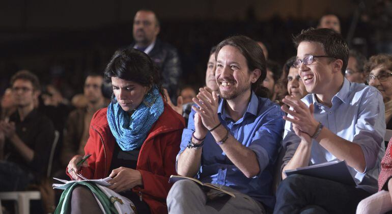 La candidata a la Junta de Andalucia por Podemos, Teresa Rodriguez (i), acompañada por Pablo Iglesias (c) e Iñigo Errejón, durante el cierre de campaña que han celebrado esta tarde en el velódromo Dos Hermanas de Sevilla